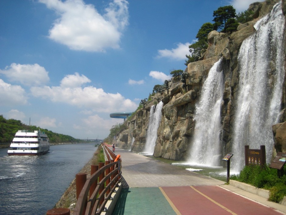 경기도_김포시_아라김포여객터미널_인공폭포와관광유람선