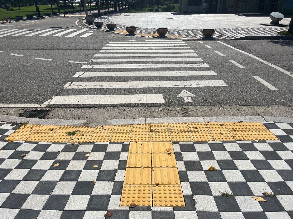 안성맞춤랜드 내 보행로 점자블록