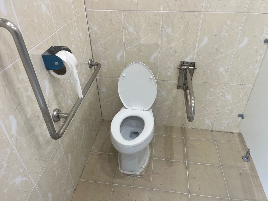 안성맞춤랜드 안내소 옆 화장실 내부2