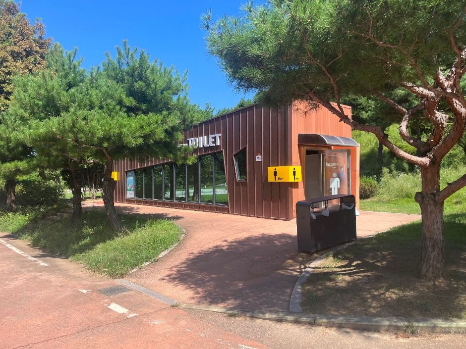 안성맞춤랜드 어린이놀이터 옆 화장실 외부