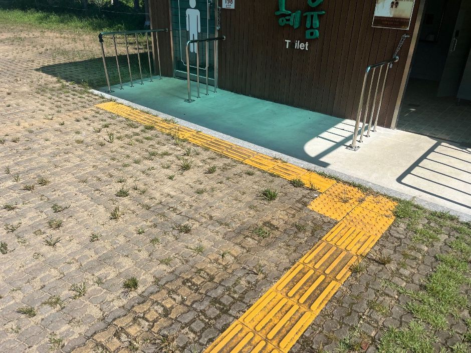 안성맞춤랜드 주차장1 장애인화장실 점자블록