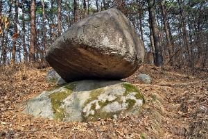 팔봉산 흔들바위