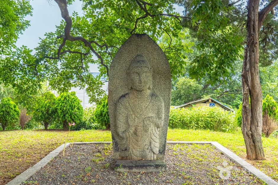 양성 석조여래입상