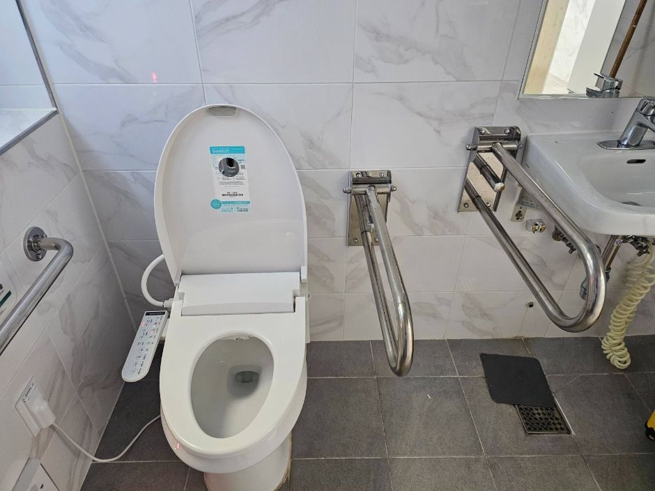 양평 생활문화센터_장애인화장실1