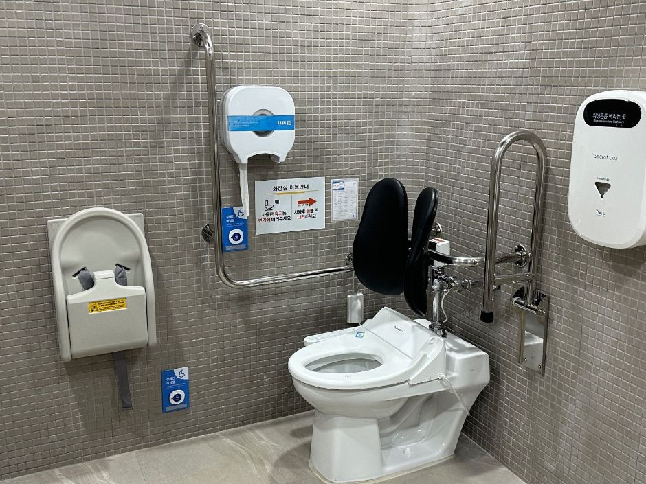 영흥수목원_장애인화장실내부2