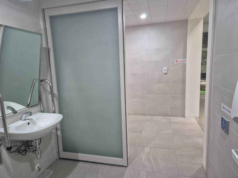 영흥숲공원_장애인화장실 4