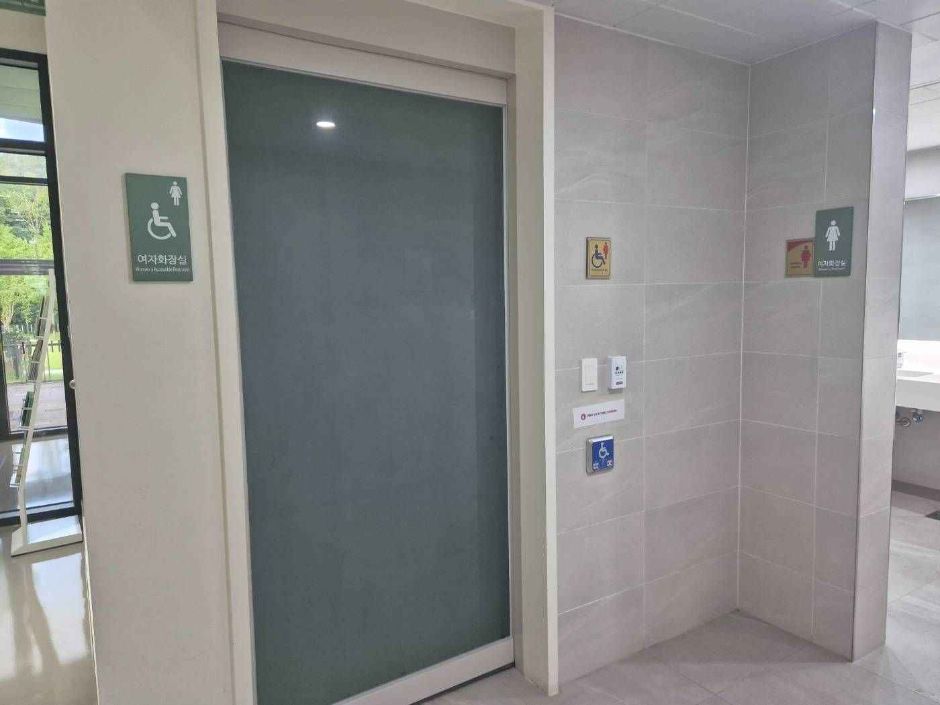 영흥숲공원_장애인화장실입구2