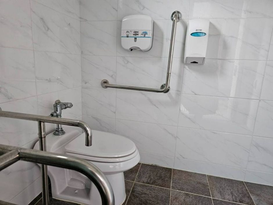 용문생활체육공원_장애인화장실 내부