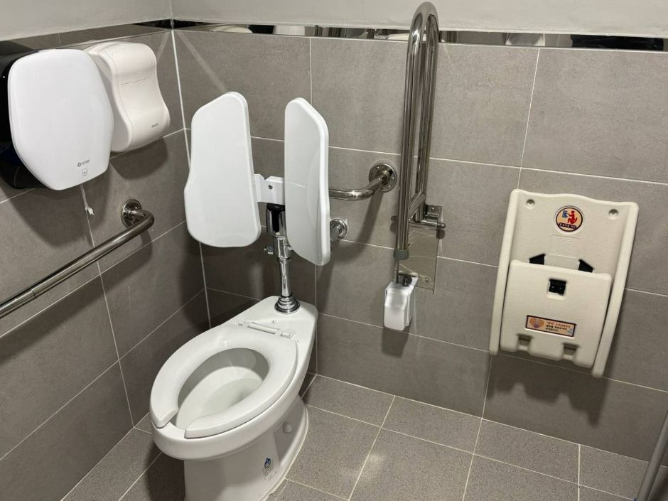 은계2어울림센터_주출입문에서 우측 장애인 화장실 변기