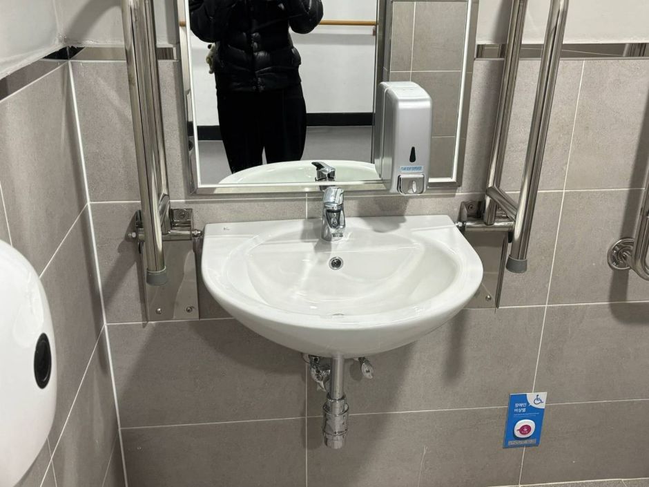 은계2어울림센터_주출입문에서 우측 장애인 화장실 세면대