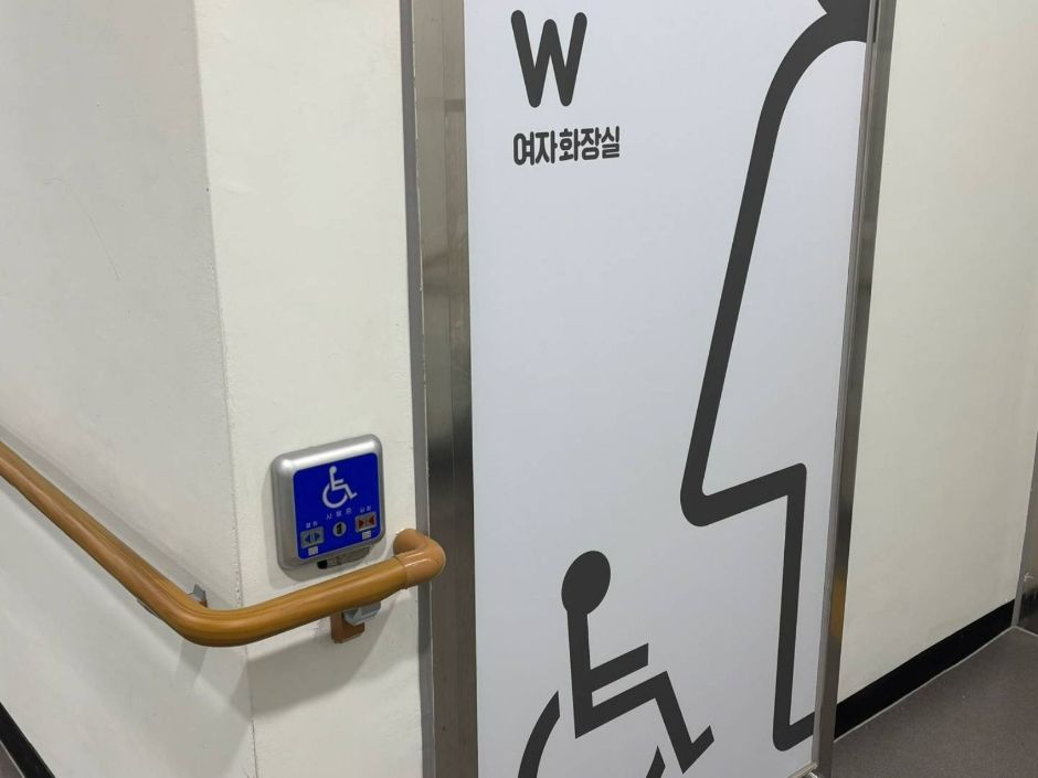은계2어울림센터_주출입문에서 우측 장애인 화장실 입구
