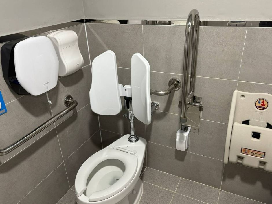 은계2어울림센터_주출입문에서 우측 장애인 화장실