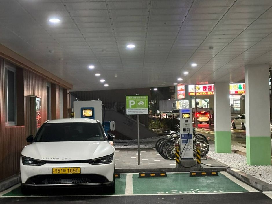 은계2어울림센터_주출입문에서 우측 전기차