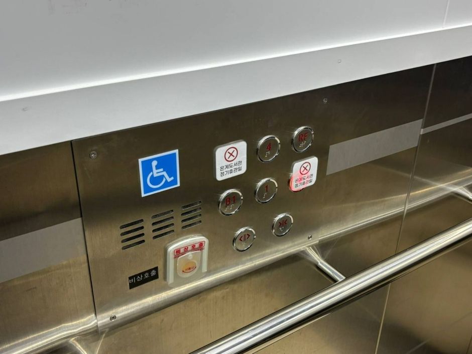 은계2어울림센터_주출입문에서 직진 후 우측 엘레베이터 버튼