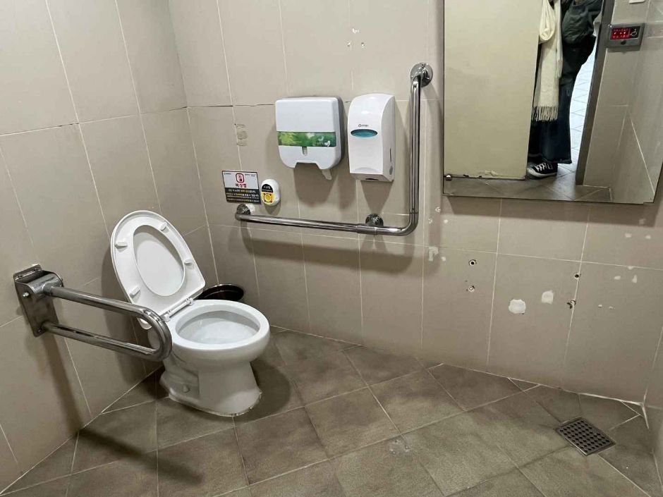 직동근린공원_장애인화장실내부