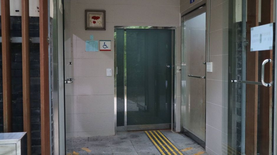 융건릉_건릉 앞 장애인화장실 외부