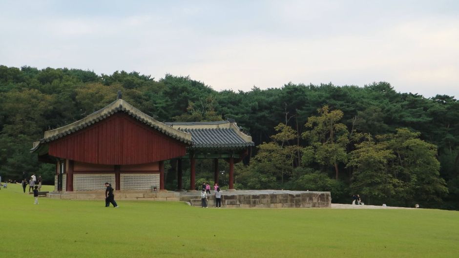 융건릉_입구에서 재실을 지나 우측으로 직진 후 융릉 정자각