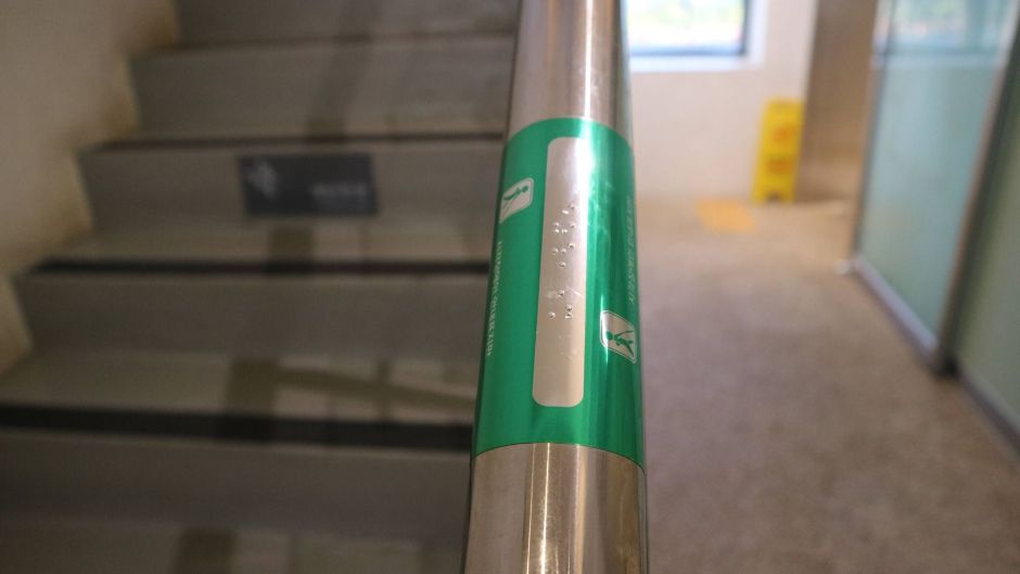 기차가 있는 풍경_1층 계단 앞 손잡이 점자 안내