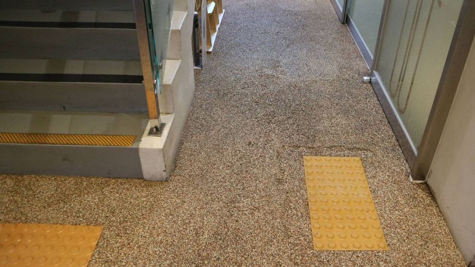 기차가 있는 풍경_1층 계단과 화장실(남) 앞 점자 블록