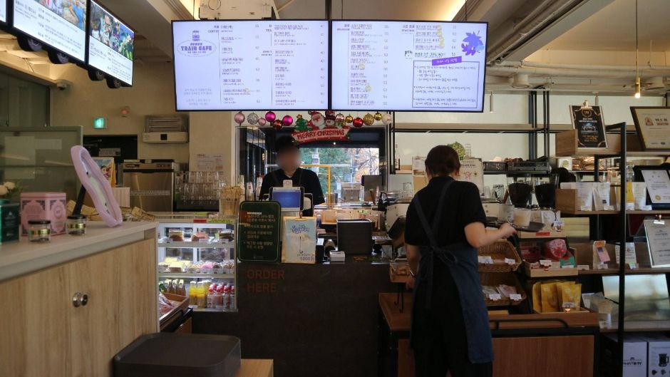 기차가 있는 풍경_1층 음료 주문하는 곳