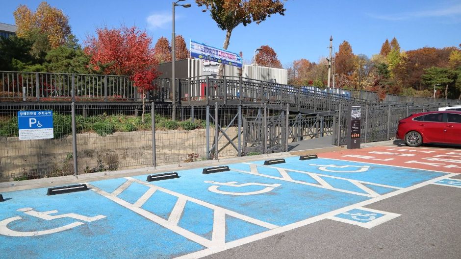 기차가 있는 풍경_철도공원 내에 카페가 있어서 철도공원 주차장과 같이 사용중, 공원 장애인 주차장에서 진입로