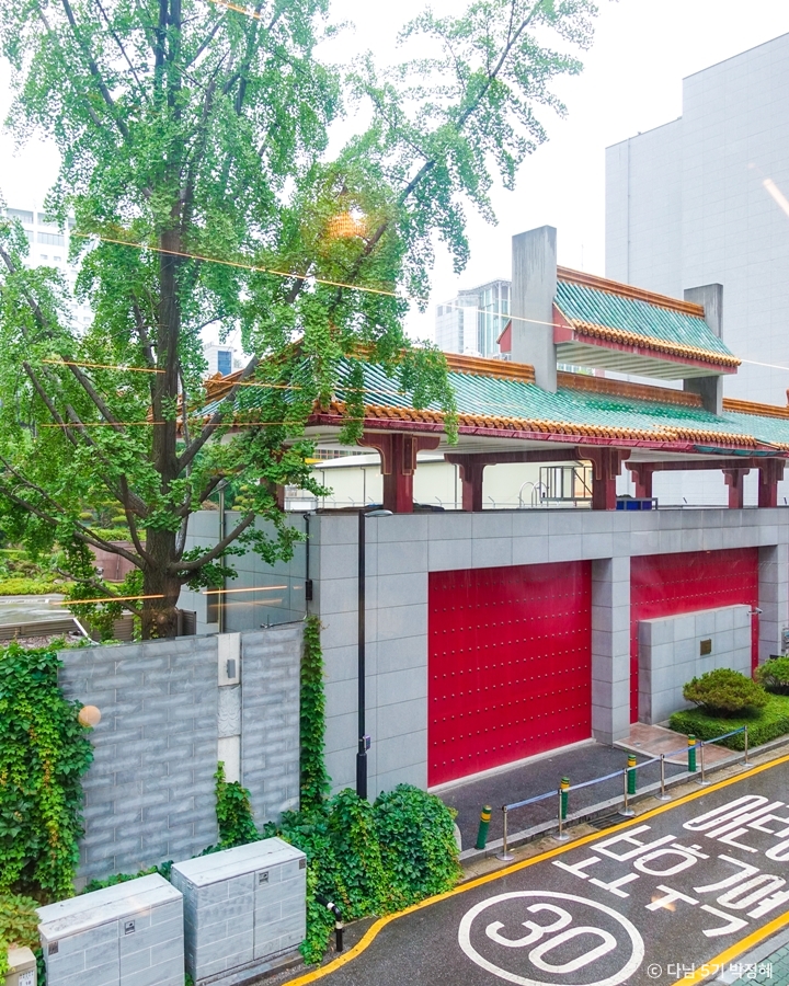 서울_더스팟패뷸러스_창밖으로 보이는 중국대사관 건물