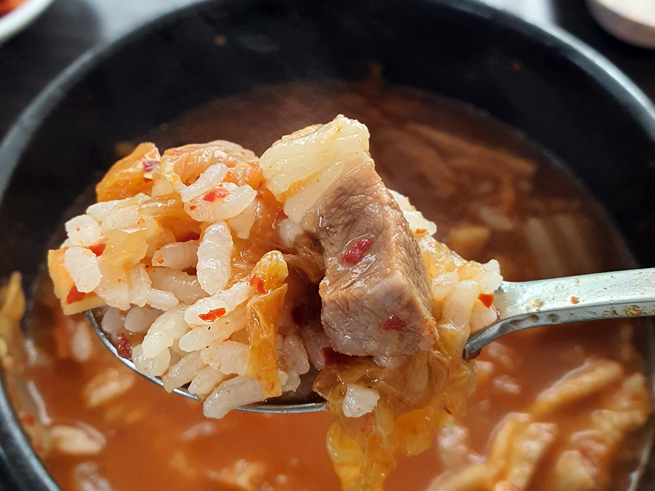 서울_강동구_명품기사식당 뚝다리김치찌개_김치찌개한술