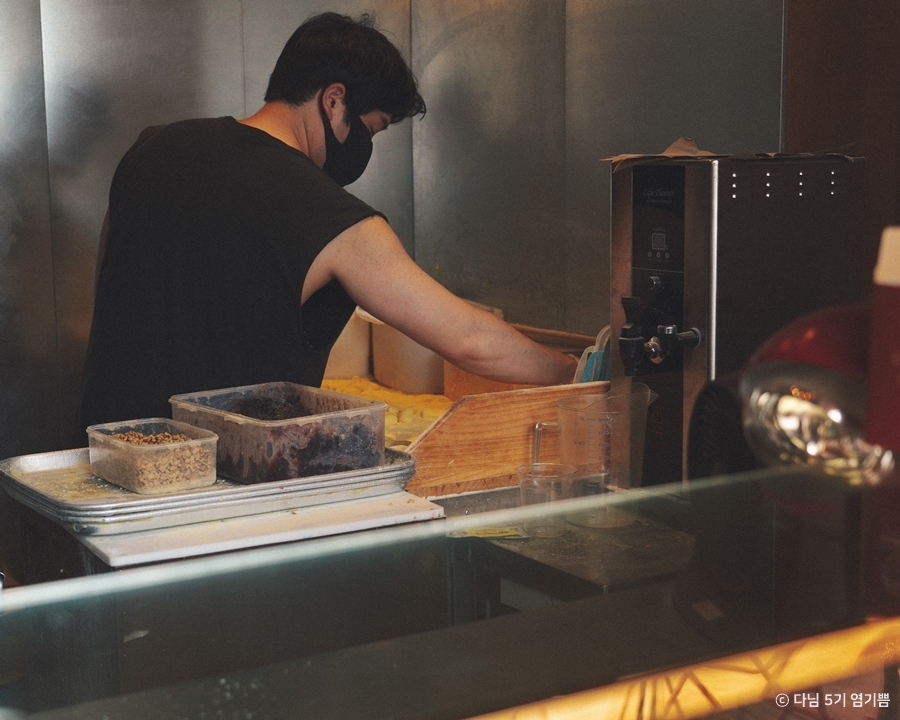 서울_빠우_도넛 만드는 풍경