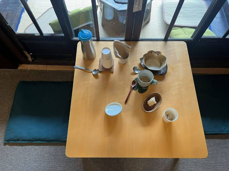 수연산방_실내 입식 테이블과 좌석