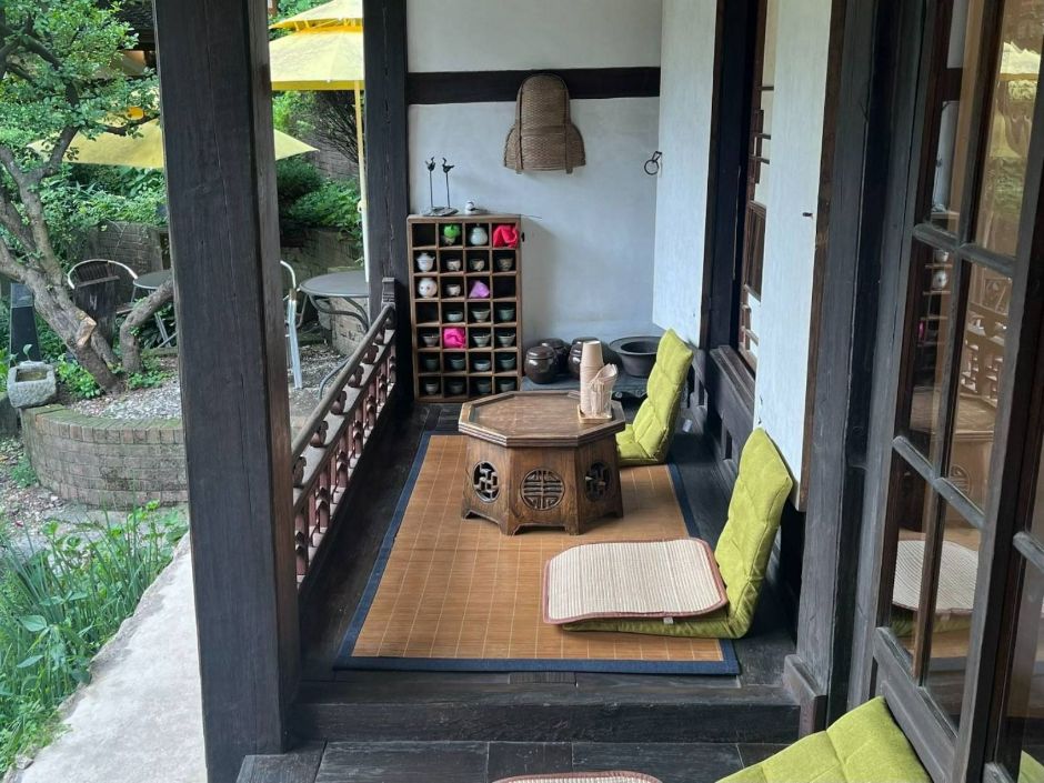 수연산방_실외 입식 테이블과 좌석