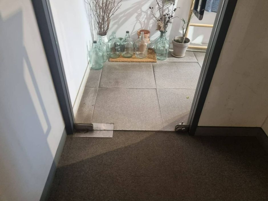 스태픽스_화장실쪽 출입구 바닥