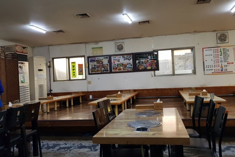 서울_용산구_ 24시뼈다귀감자탕_내부