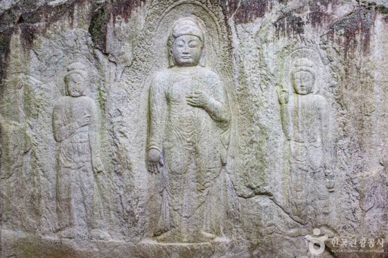 [경북] 경주 율동 마애여래삼존입상